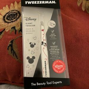NIB Disney Valentine Mickey Mouse/Minnie reverse side Tweezerman slant tweezer